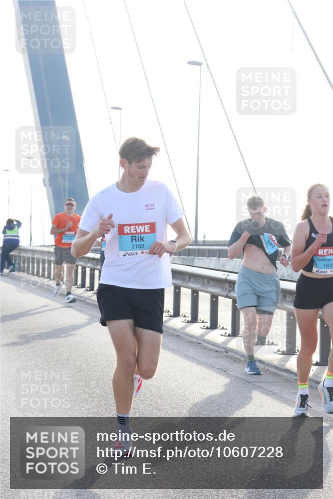 03.10.2026 - Köhlbrandbrückenlauf Tim E. http://msf.ph/oto/10607228 03.10.2026 09:19:51 Position 1 94, 2183, 1507 meine-sportfotos.de