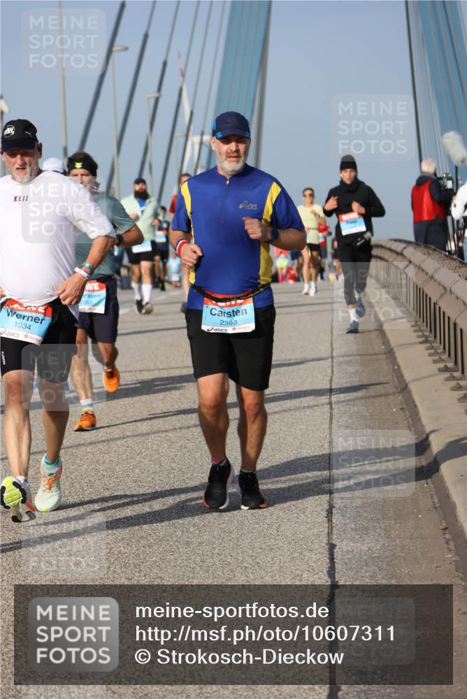 03.10.2026 - Köhlbrandbrückenlauf Strokosch-Dieckow http://msf.ph/oto/10607311 03.10.2026 09:46:14 Position 2 1034, 2503, 2393 meine-sportfotos.de