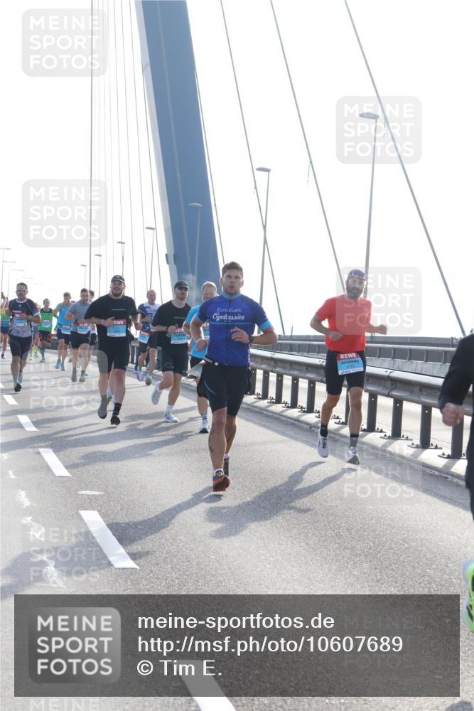 03.10.2026 - Köhlbrandbrückenlauf Tim E. http://msf.ph/oto/10607689 03.10.2026 09:20:34 Position 1 2155 meine-sportfotos.de