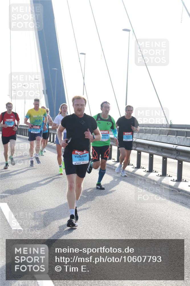 03.10.2026 - Köhlbrandbrückenlauf Tim E. http://msf.ph/oto/10607793 03.10.2026 09:20:45 Position 1 2208, 2046, 3791 meine-sportfotos.de