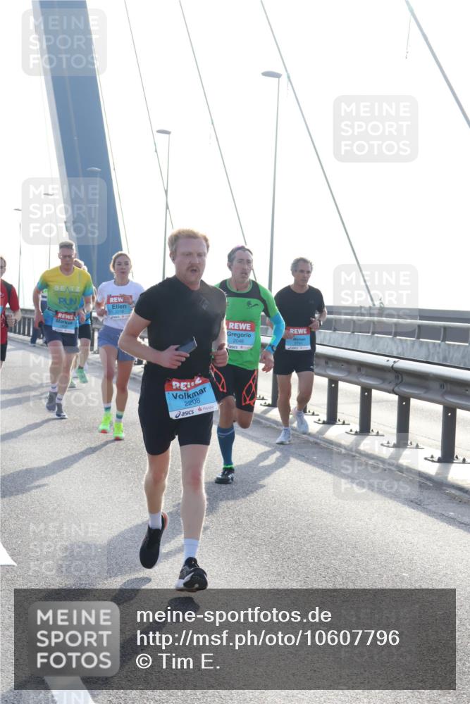 03.10.2026 - Köhlbrandbrückenlauf Tim E. http://msf.ph/oto/10607796 03.10.2026 09:20:45 Position 1 2218, 2046, 2208 meine-sportfotos.de
