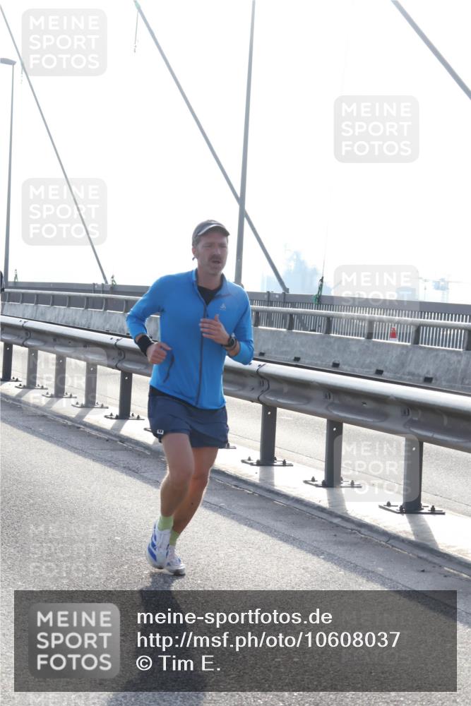 03.10.2026 - Köhlbrandbrückenlauf Tim E. http://msf.ph/oto/10608037 03.10.2026 09:21:09 Position 1  meine-sportfotos.de