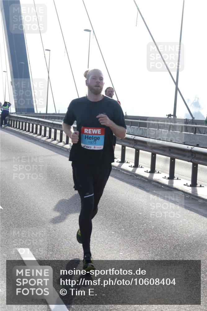 03.10.2026 - Köhlbrandbrückenlauf Tim E. http://msf.ph/oto/10608404 03.10.2026 09:21:35 Position 1 1973 meine-sportfotos.de