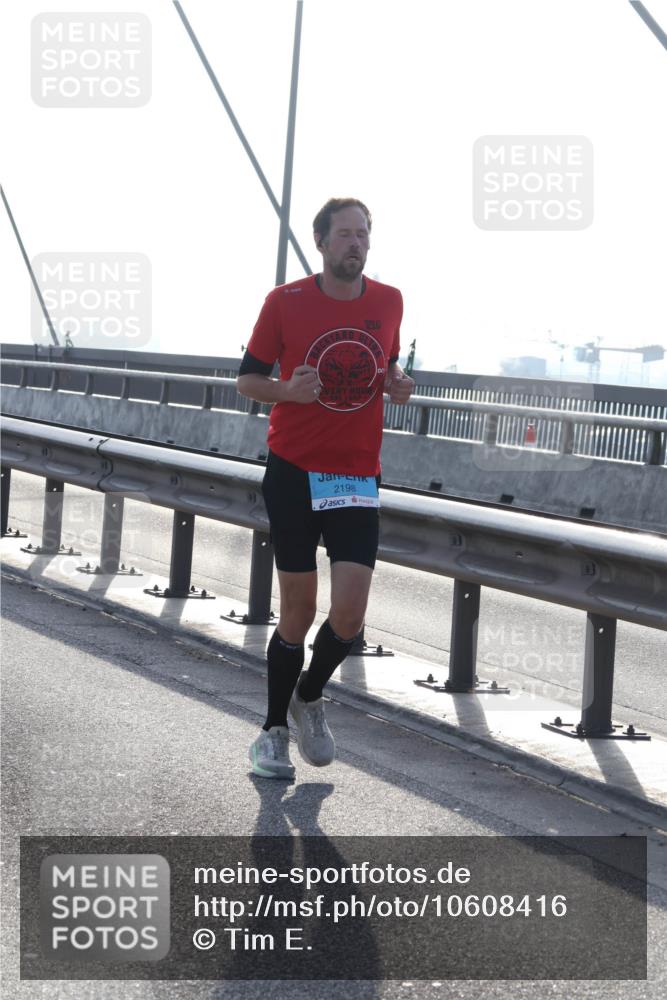 03.10.2026 - Köhlbrandbrückenlauf Tim E. http://msf.ph/oto/10608416 03.10.2026 09:21:37 Position 1 2198 meine-sportfotos.de