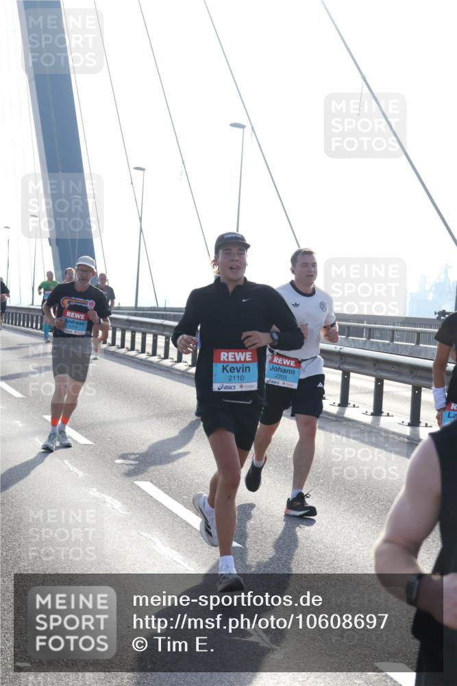 03.10.2026 - Köhlbrandbrückenlauf Tim E. http://msf.ph/oto/10608697 03.10.2026 09:22:00 Position 1 1777, 2110, 2203 meine-sportfotos.de