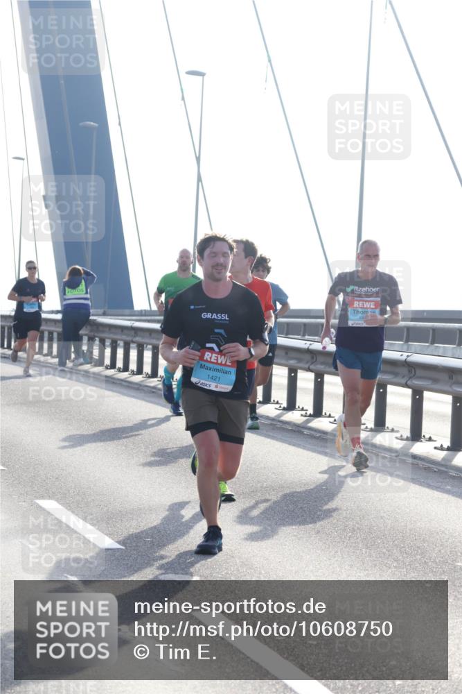 03.10.2026 - Köhlbrandbrückenlauf Tim E. http://msf.ph/oto/10608750 03.10.2026 09:22:04 Position 1 1421 meine-sportfotos.de