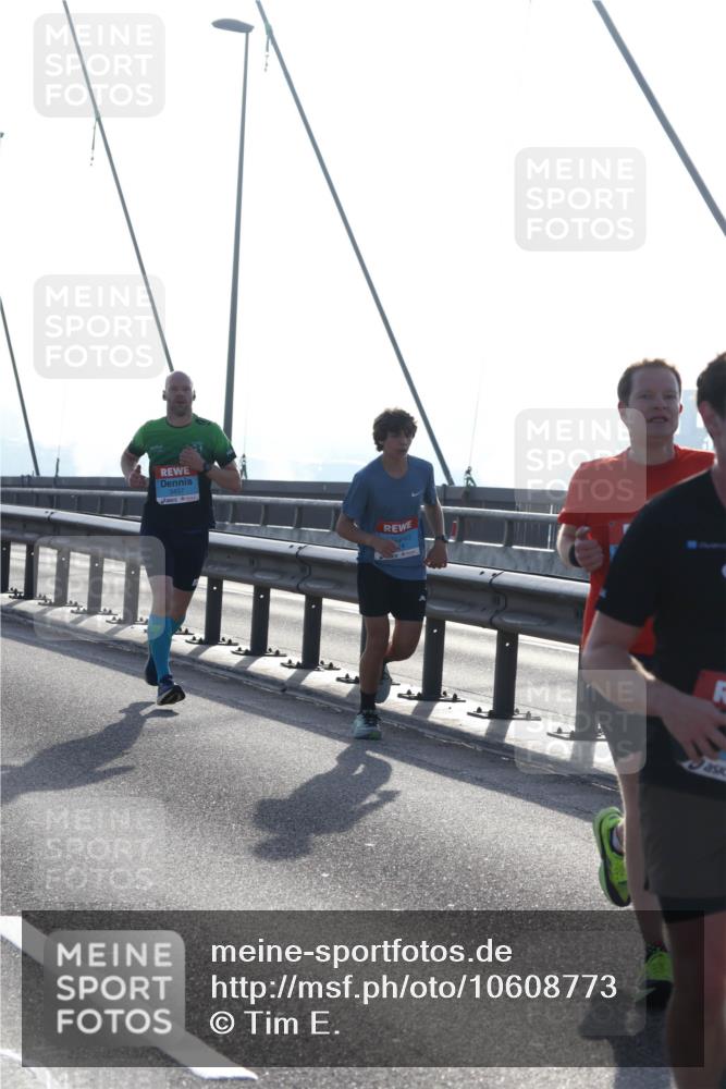 03.10.2026 - Köhlbrandbrückenlauf Tim E. http://msf.ph/oto/10608773 03.10.2026 09:22:06 Position 1  meine-sportfotos.de