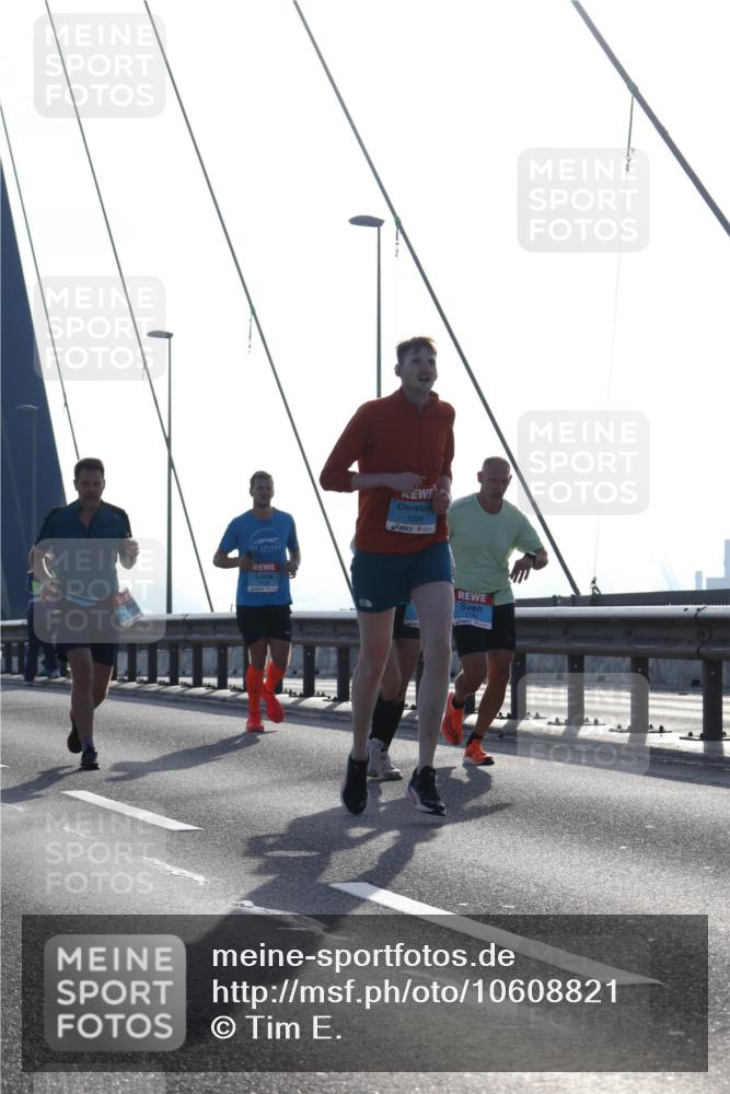 03.10.2026 - Köhlbrandbrückenlauf Tim E. http://msf.ph/oto/10608821 03.10.2026 09:22:17 Position 1  meine-sportfotos.de