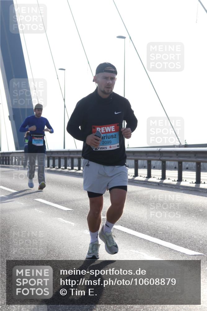 03.10.2026 - Köhlbrandbrückenlauf Tim E. http://msf.ph/oto/10608879 03.10.2026 09:22:21 Position 1 2099 meine-sportfotos.de