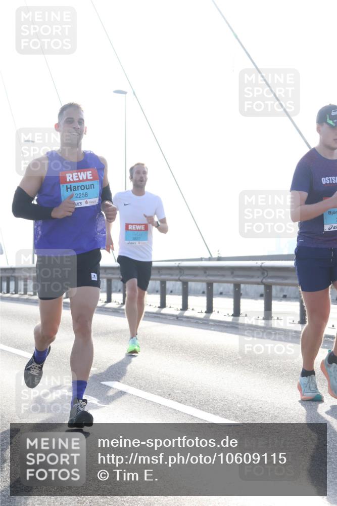 03.10.2026 - Köhlbrandbrückenlauf Tim E. http://msf.ph/oto/10609115 03.10.2026 09:22:46 Position 1 2258, 3837 meine-sportfotos.de