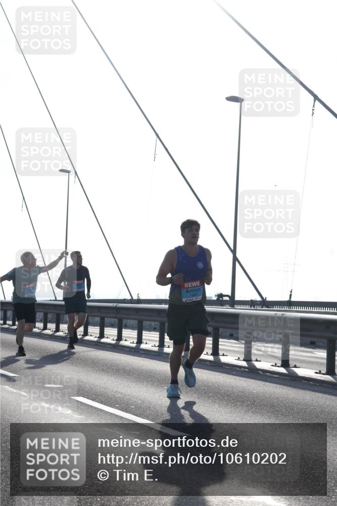 03.10.2026 - Köhlbrandbrückenlauf Tim E. http://msf.ph/oto/10610202 03.10.2026 09:24:36 Position 1 1961 meine-sportfotos.de