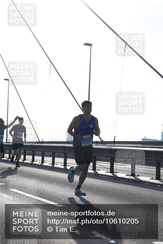 03.10.2026 - Köhlbrandbrückenlauf Tim E. http://msf.ph/oto/10610205 03.10.2026 09:24:36 Position 1 1961 meine-sportfotos.de