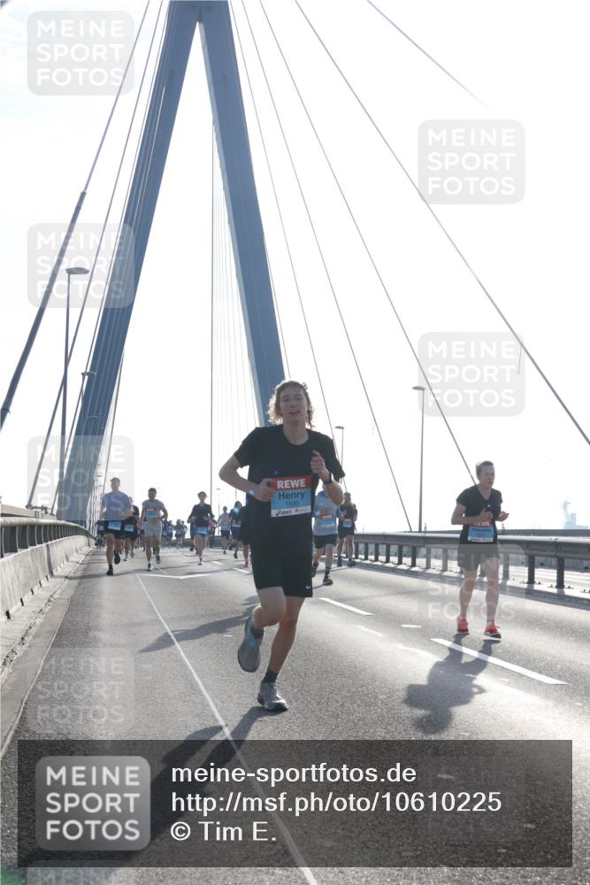 03.10.2026 - Köhlbrandbrückenlauf Tim E. http://msf.ph/oto/10610225 03.10.2026 09:24:39 Position 1 1695 meine-sportfotos.de