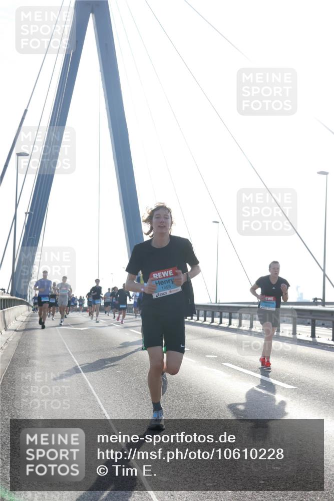 03.10.2026 - Köhlbrandbrückenlauf Tim E. http://msf.ph/oto/10610228 03.10.2026 09:24:39 Position 1 1695 meine-sportfotos.de
