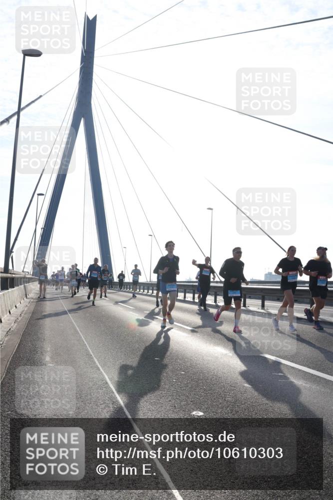 03.10.2026 - Köhlbrandbrückenlauf Tim E. http://msf.ph/oto/10610303 03.10.2026 09:24:47 Position 1  meine-sportfotos.de