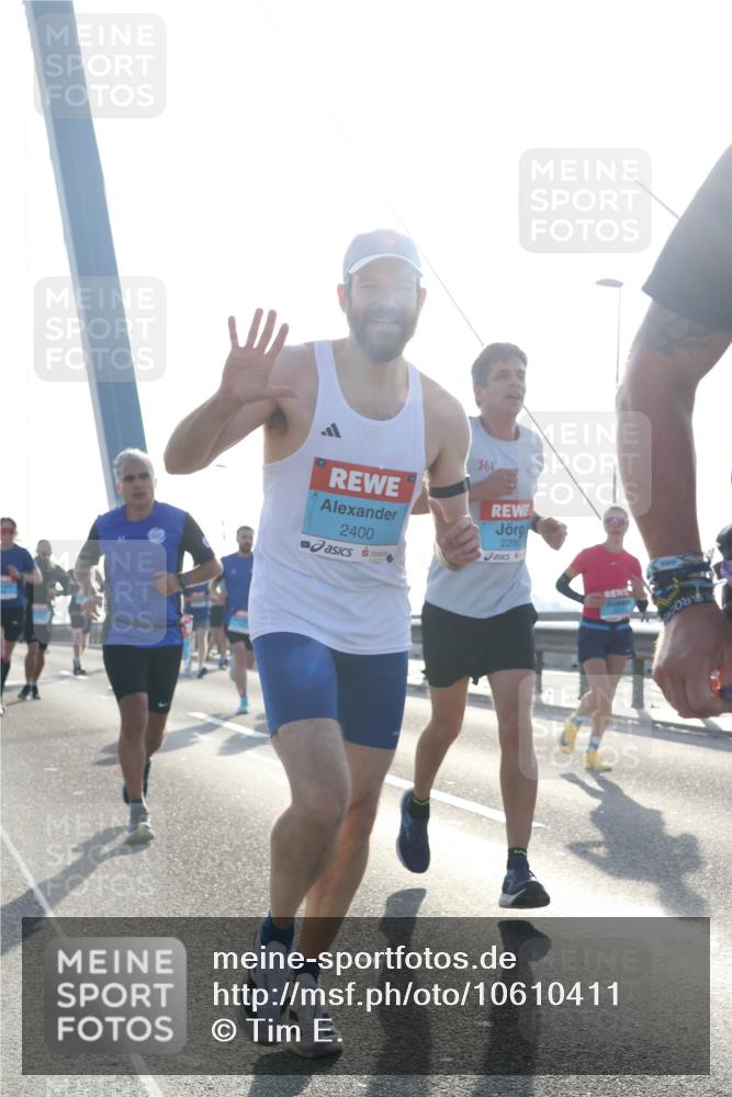 03.10.2026 - Köhlbrandbrückenlauf Tim E. http://msf.ph/oto/10610411 03.10.2026 09:24:55 Position 1 2400, 361, 2200 meine-sportfotos.de