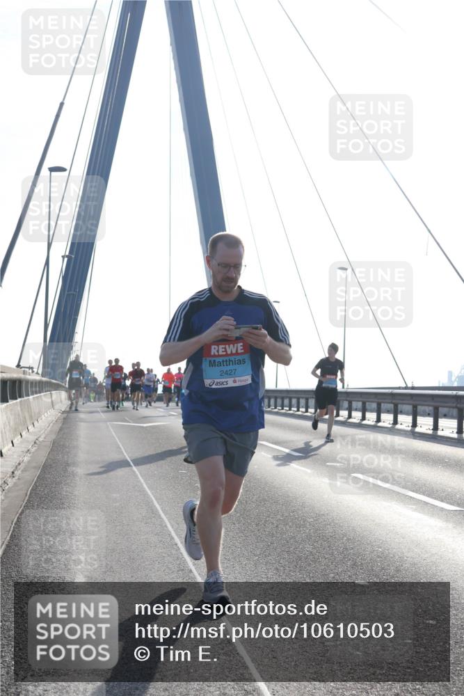 03.10.2026 - Köhlbrandbrückenlauf Tim E. http://msf.ph/oto/10610503 03.10.2026 09:25:03 Position 1 2427 meine-sportfotos.de