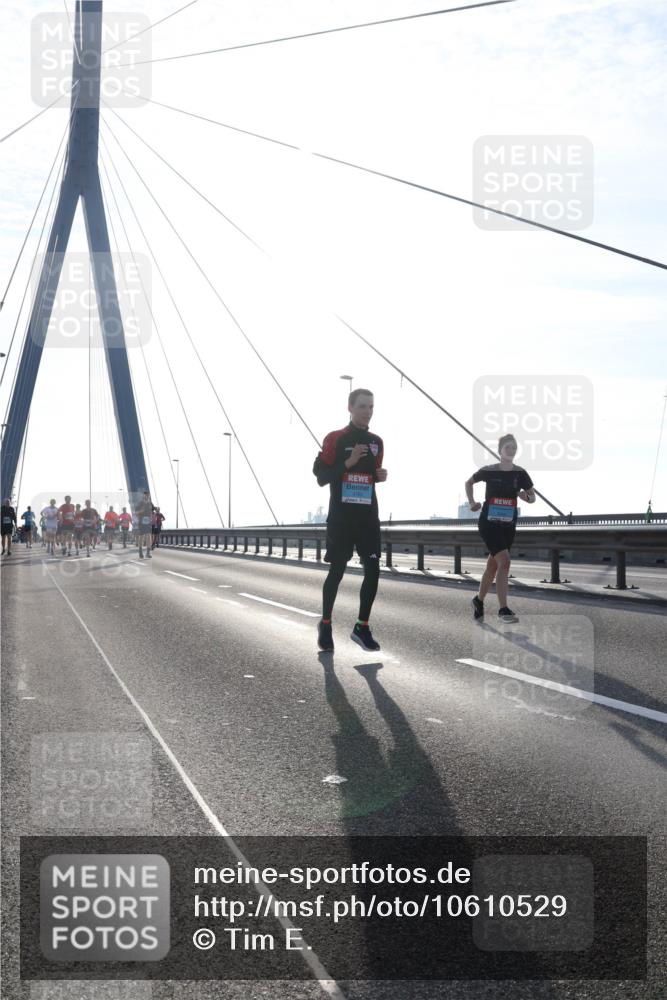 03.10.2026 - Köhlbrandbrückenlauf Tim E. http://msf.ph/oto/10610529 03.10.2026 09:25:07 Position 1  meine-sportfotos.de