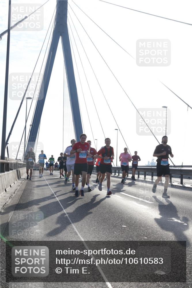 03.10.2026 - Köhlbrandbrückenlauf Tim E. http://msf.ph/oto/10610583 03.10.2026 09:25:12 Position 1  meine-sportfotos.de