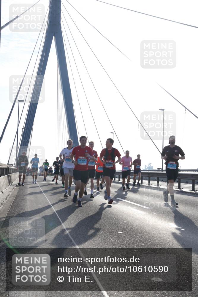 03.10.2026 - Köhlbrandbrückenlauf Tim E. http://msf.ph/oto/10610590 03.10.2026 09:25:13 Position 1  meine-sportfotos.de