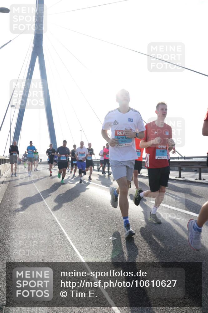 03.10.2026 - Köhlbrandbrückenlauf Tim E. http://msf.ph/oto/10610627 03.10.2026 09:25:15 Position 1 1640, 1641 meine-sportfotos.de