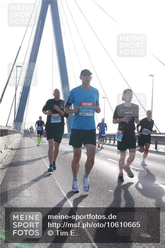 03.10.2026 - Köhlbrandbrückenlauf Tim E. http://msf.ph/oto/10610665 03.10.2026 09:25:18 Position 1 2379, 1666 meine-sportfotos.de