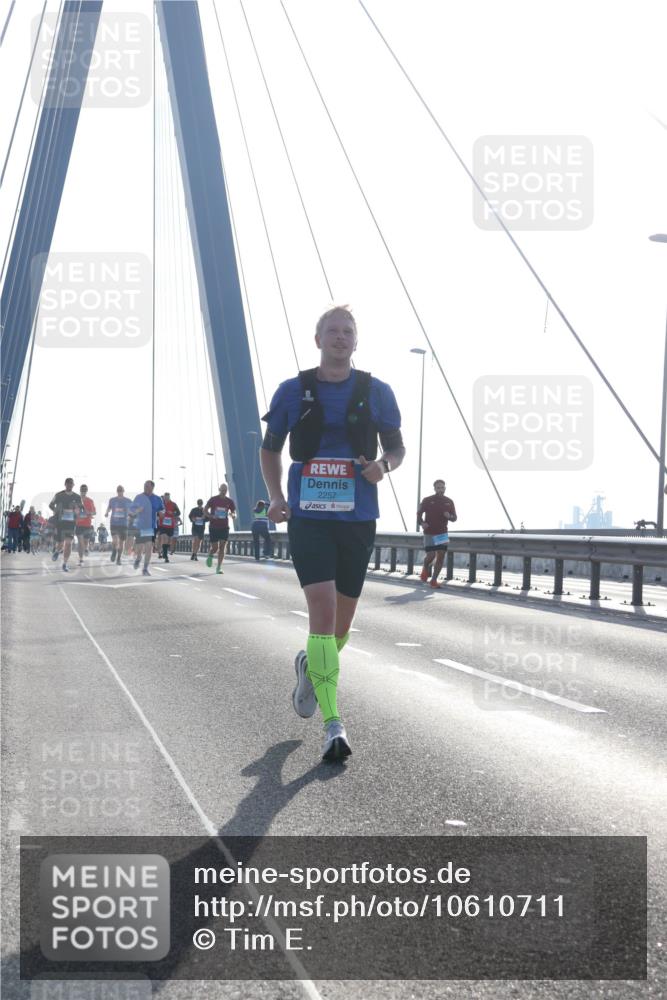 03.10.2026 - Köhlbrandbrückenlauf Tim E. http://msf.ph/oto/10610711 03.10.2026 09:25:23 Position 1 2257 meine-sportfotos.de