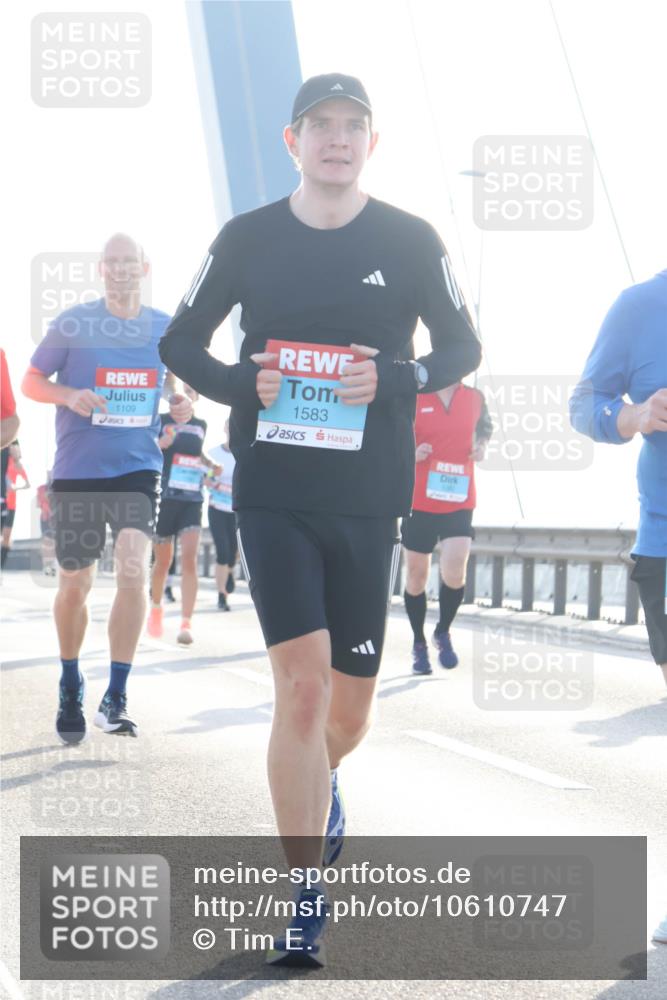 03.10.2026 - Köhlbrandbrückenlauf Tim E. http://msf.ph/oto/10610747 03.10.2026 09:25:30 Position 1 1109, 1583 meine-sportfotos.de