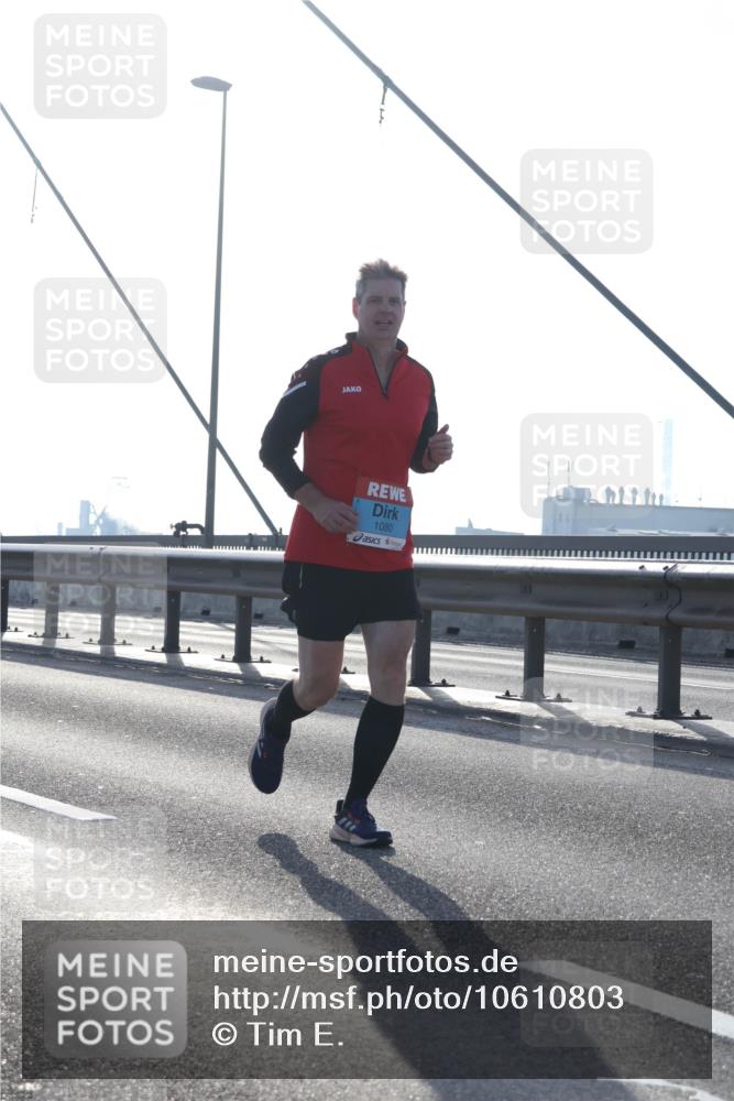 03.10.2026 - Köhlbrandbrückenlauf Tim E. http://msf.ph/oto/10610803 03.10.2026 09:25:35 Position 1 1080 meine-sportfotos.de