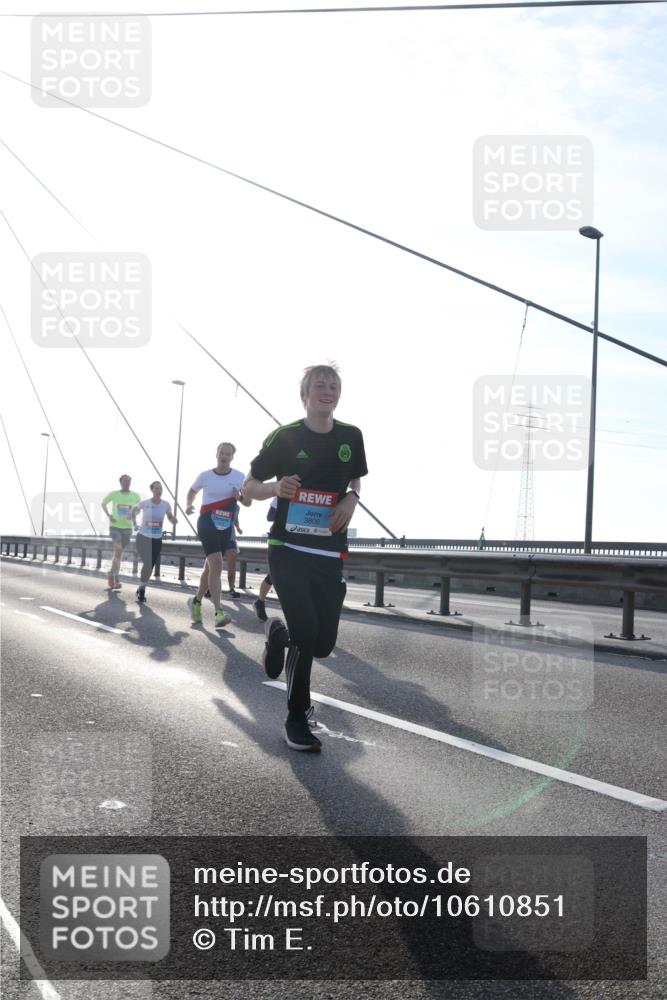 03.10.2026 - Köhlbrandbrückenlauf Tim E. http://msf.ph/oto/10610851 03.10.2026 09:25:39 Position 1 3808 meine-sportfotos.de