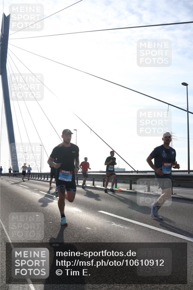 03.10.2026 - Köhlbrandbrückenlauf Tim E. http://msf.ph/oto/10610912 03.10.2026 09:25:48 Position 1  meine-sportfotos.de