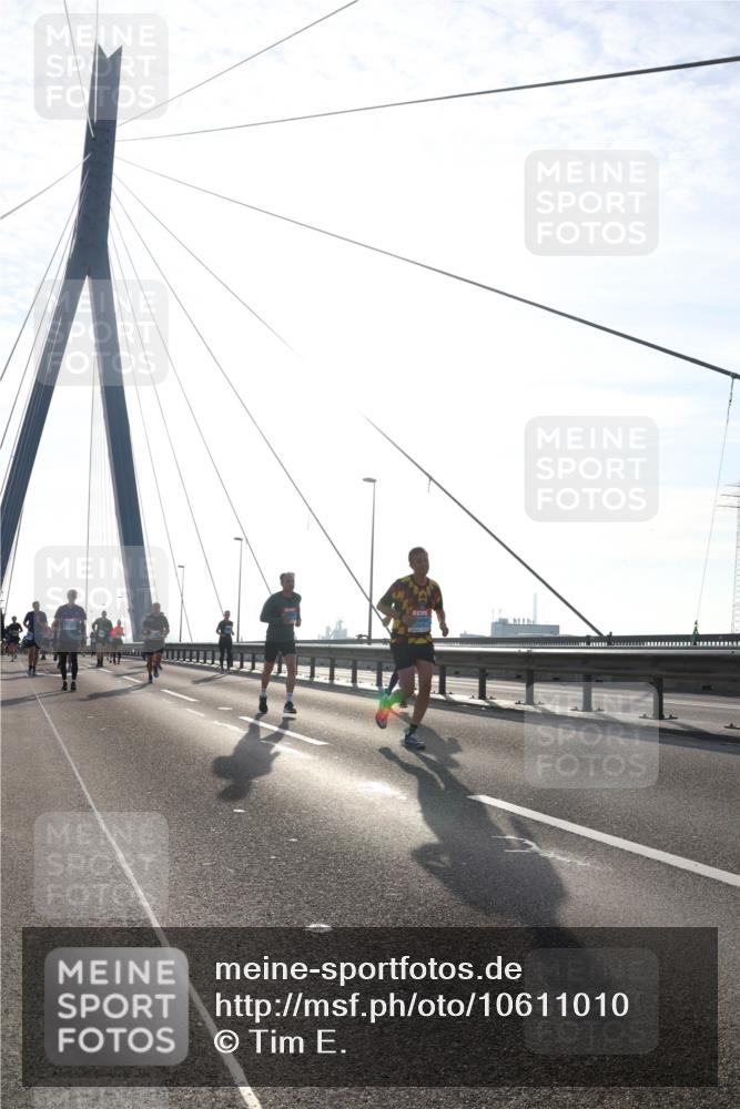 03.10.2026 - Köhlbrandbrückenlauf Tim E. http://msf.ph/oto/10611010 03.10.2026 09:26:11 Position 1  meine-sportfotos.de