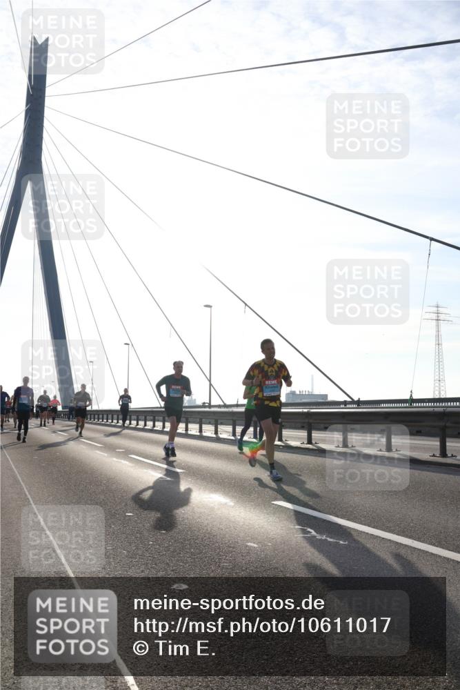 03.10.2026 - Köhlbrandbrückenlauf Tim E. http://msf.ph/oto/10611017 03.10.2026 09:26:11 Position 1  meine-sportfotos.de