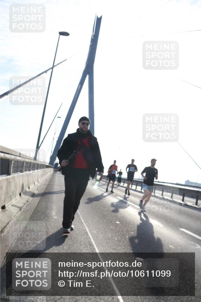 03.10.2026 - Köhlbrandbrückenlauf Tim E. http://msf.ph/oto/10611099 03.10.2026 09:26:21 Position 1  meine-sportfotos.de