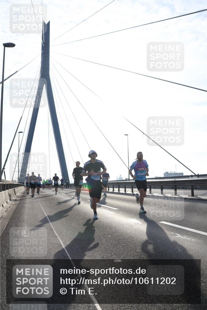 03.10.2026 - Köhlbrandbrückenlauf Tim E. http://msf.ph/oto/10611202 03.10.2026 09:26:39 Position 1  meine-sportfotos.de