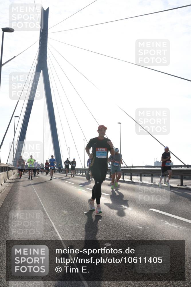 03.10.2026 - Köhlbrandbrückenlauf Tim E. http://msf.ph/oto/10611405 03.10.2026 09:26:58 Position 1 2409 meine-sportfotos.de