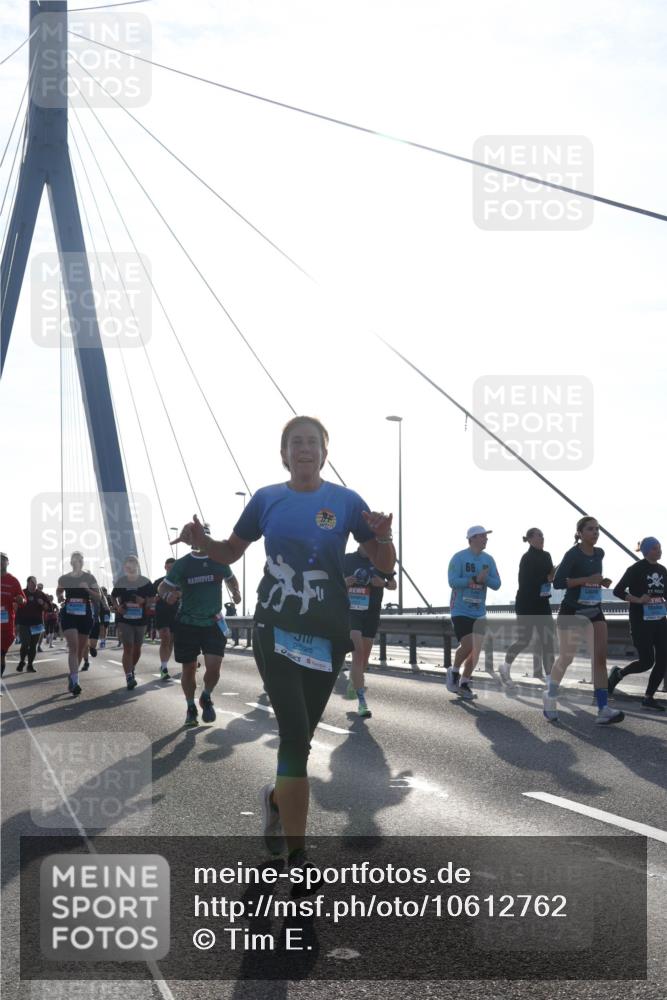 03.10.2026 - Köhlbrandbrückenlauf Tim E. http://msf.ph/oto/10612762 03.10.2026 09:28:57 Position 1 2525 meine-sportfotos.de