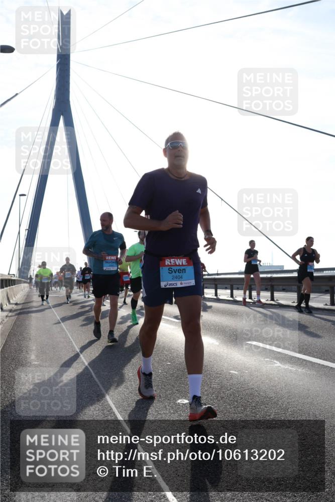 03.10.2026 - Köhlbrandbrückenlauf Tim E. http://msf.ph/oto/10613202 03.10.2026 09:29:35 Position 1 2404 meine-sportfotos.de