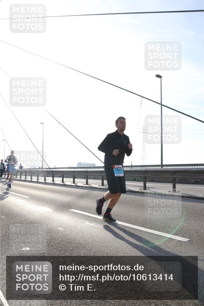 03.10.2026 - Köhlbrandbrückenlauf Tim E. http://msf.ph/oto/10613414 03.10.2026 09:29:54 Position 1  meine-sportfotos.de