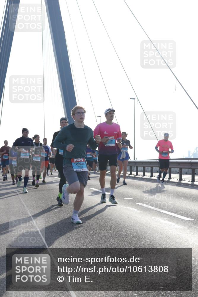 03.10.2026 - Köhlbrandbrückenlauf Tim E. http://msf.ph/oto/10613808 03.10.2026 09:30:29 Position 1 2549 meine-sportfotos.de