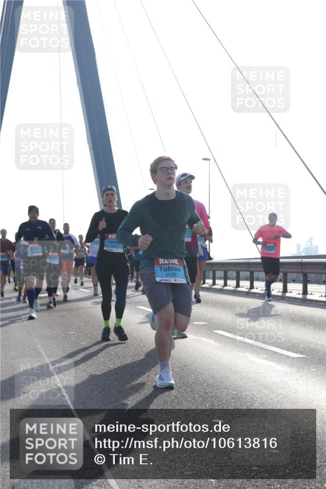03.10.2026 - Köhlbrandbrückenlauf Tim E. http://msf.ph/oto/10613816 03.10.2026 09:30:29 Position 1 2822, 2549 meine-sportfotos.de