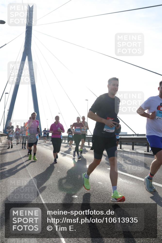 03.10.2026 - Köhlbrandbrückenlauf Tim E. http://msf.ph/oto/10613935 03.10.2026 09:30:37 Position 1  meine-sportfotos.de
