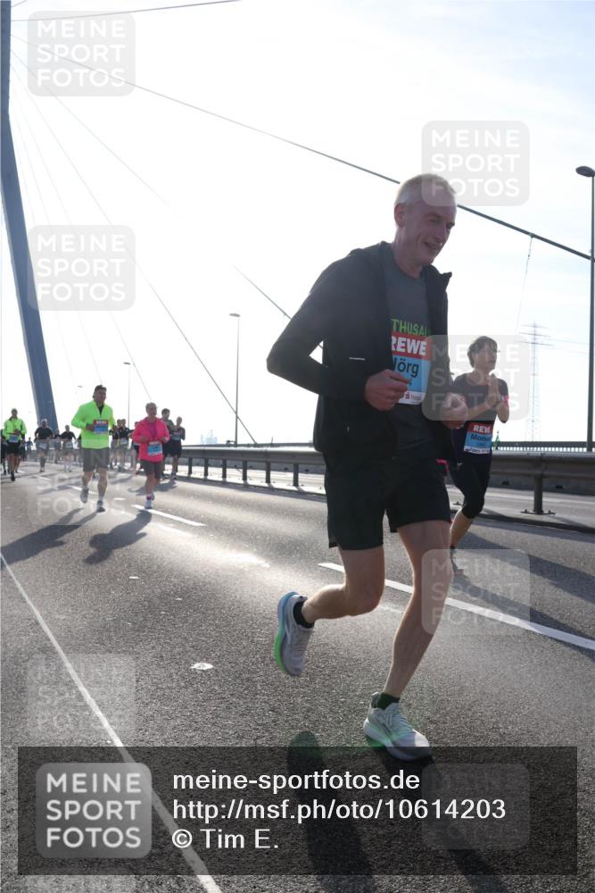 03.10.2026 - Köhlbrandbrückenlauf Tim E. http://msf.ph/oto/10614203 03.10.2026 09:30:56 Position 1  meine-sportfotos.de