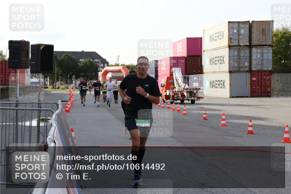 03.10.2026 - Köhlbrandbrückenlauf Tim E. http://msf.ph/oto/10614492 03.10.2026 16:19:51 Ziel 7540, 7621, 8020, 8669, 8688, 8717, 8823, 8824, 8919, 8995, 9355 meine-sportfotos.de