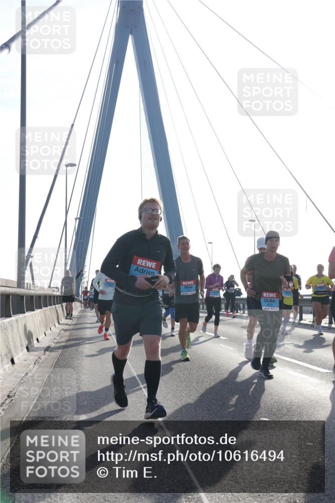 03.10.2026 - Köhlbrandbrückenlauf Tim E. http://msf.ph/oto/10616494 03.10.2026 09:33:53 Position 1  meine-sportfotos.de
