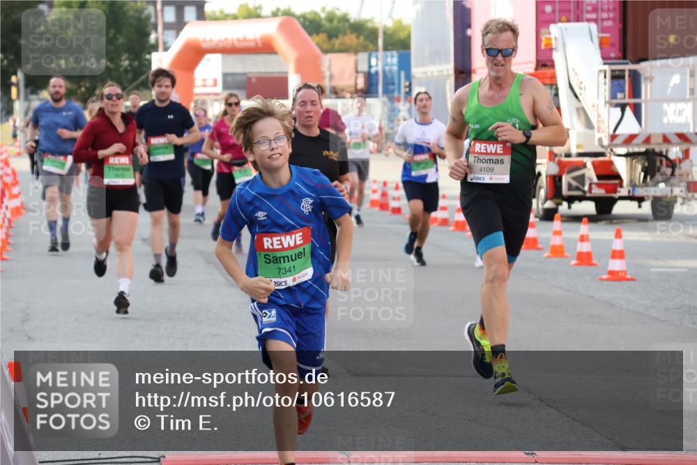 03.10.2026 - Köhlbrandbrückenlauf Tim E. http://msf.ph/oto/10616587 03.10.2026 16:21:11 Ziel 4109, 7341, 7469, 7470, 7773, 7902, 7903, 8015, 8546, 8806, 8812, 8849, 8895, 9394 meine-sportfotos.de