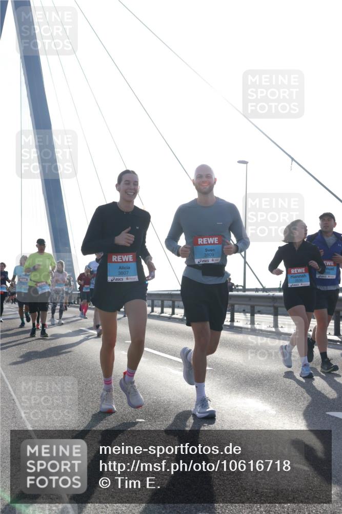 03.10.2026 - Köhlbrandbrückenlauf Tim E. http://msf.ph/oto/10616718 03.10.2026 09:34:06 Position 1 3807, 3809, 2536 meine-sportfotos.de