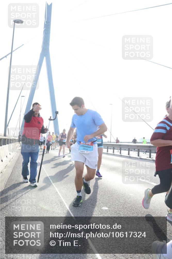 03.10.2026 - Köhlbrandbrückenlauf Tim E. http://msf.ph/oto/10617324 03.10.2026 09:34:56 Position 1 2834 meine-sportfotos.de