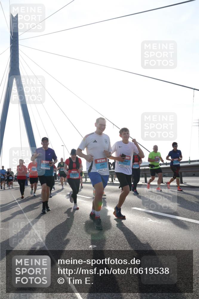 03.10.2026 - Köhlbrandbrückenlauf Tim E. http://msf.ph/oto/10619538 03.10.2026 09:37:48 Position 1 1032, 1033 meine-sportfotos.de