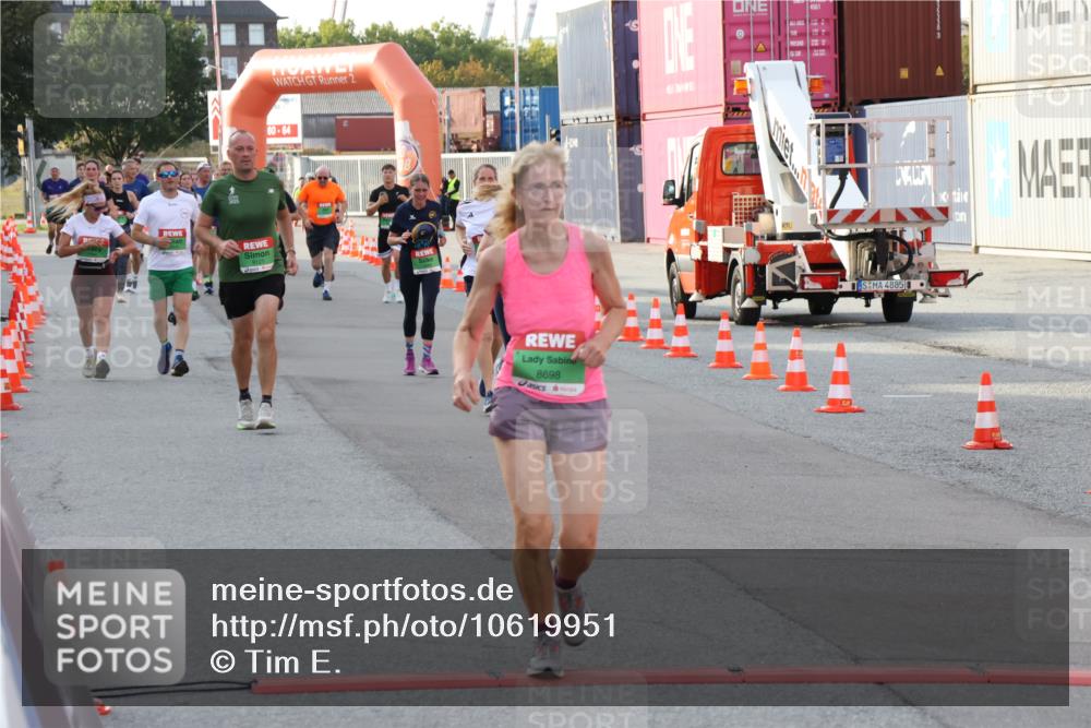 03.10.2026 - Köhlbrandbrückenlauf Tim E. http://msf.ph/oto/10619951 03.10.2026 16:23:15 Ziel 7090, 7137, 7342, 7553, 7576, 7894, 8562, 8625, 8698, 9121, 9681 meine-sportfotos.de